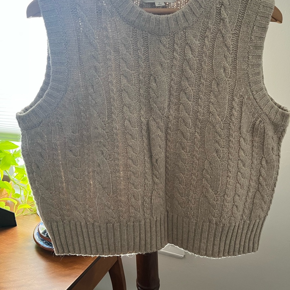 Boden Cable-Knit Sleeveless Sweater Vest - tan